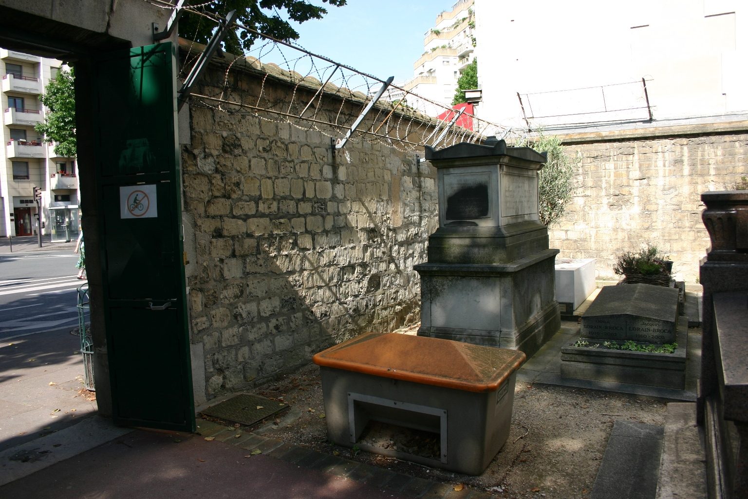 Pierre Paul Broca's tomb, Montparnasse Cemetery, Paris (1).JPG